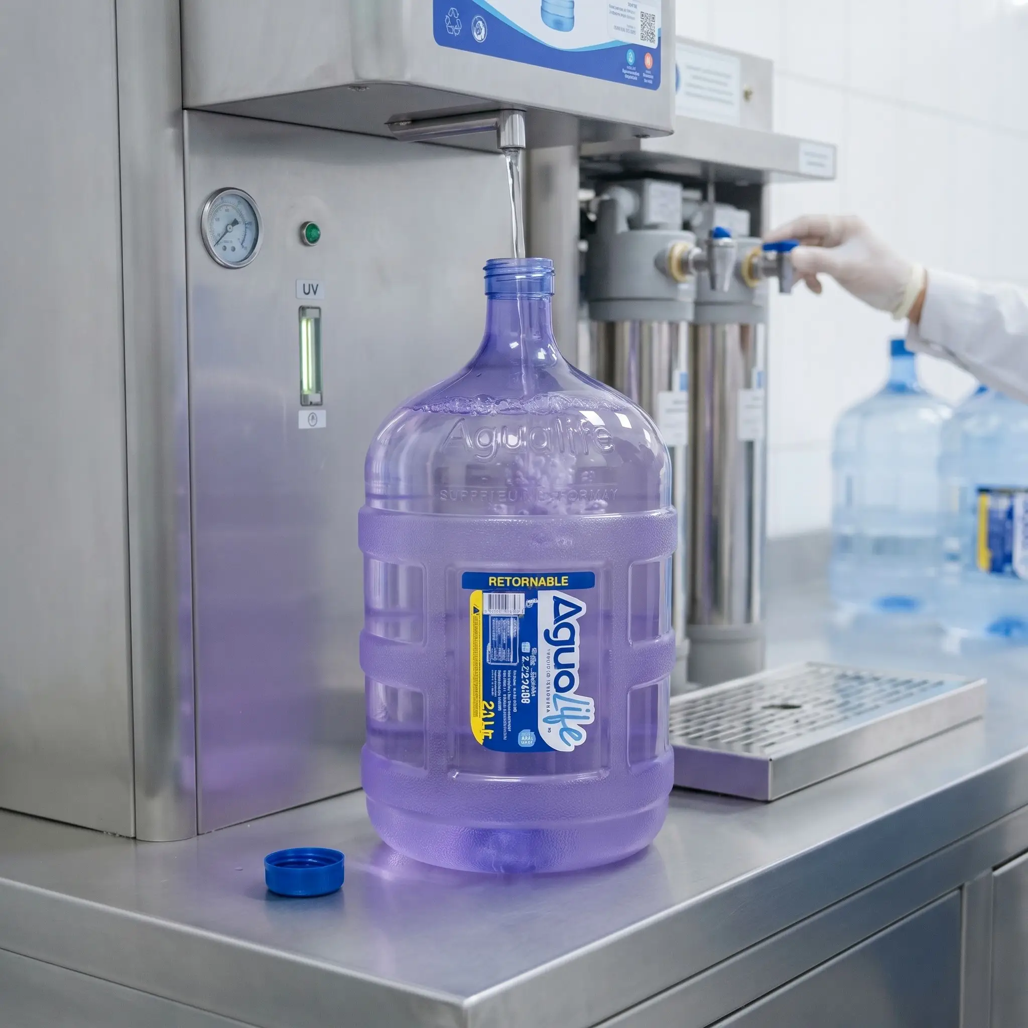 Botellón Agualife de 20 litros en la línea de llenado de la planta